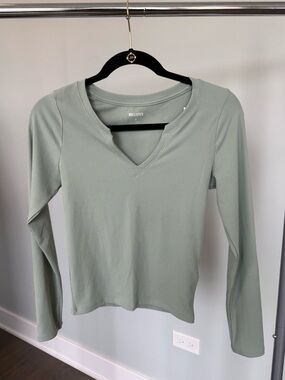NWT Hollister Ribbed Seamless Fabric Notch-Neck Top Green Size MEDIUM